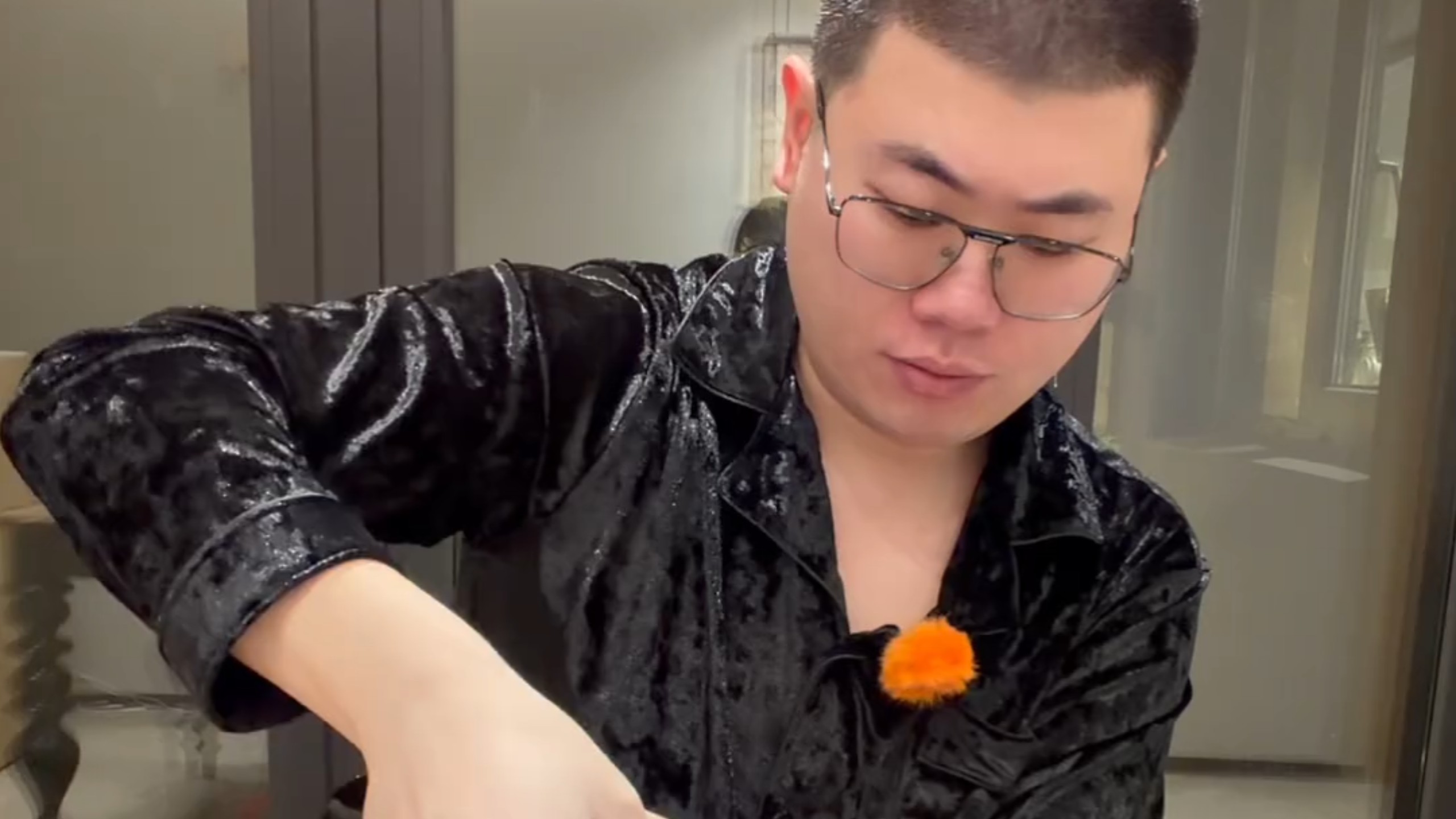 小品《要面子》吕严食不言