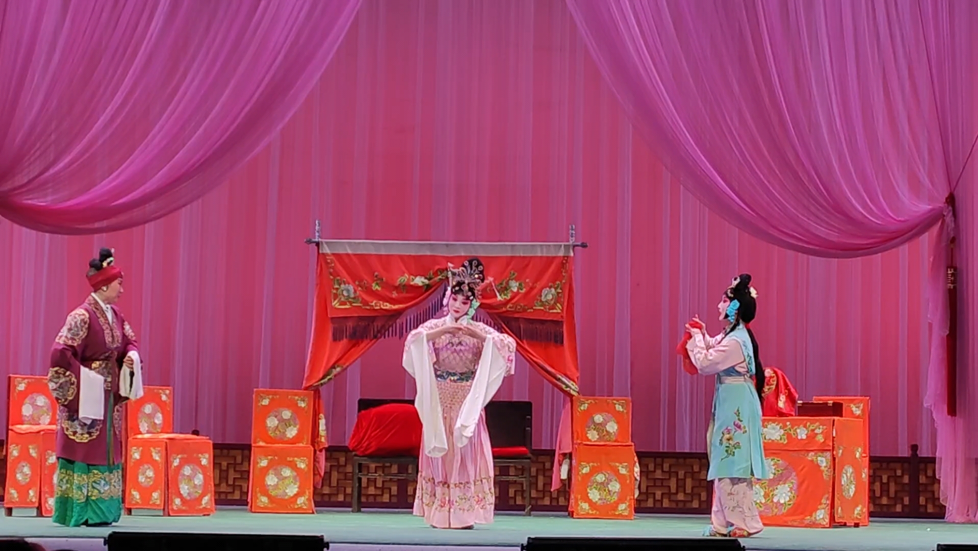 京剧《霍小玉》夜读书睡眠迟精神散漫 郭晓婕主演