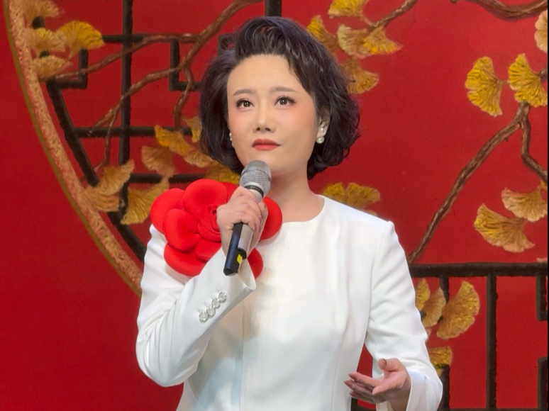 京剧《香菱》选段“强对菱花整鬓云”赏析