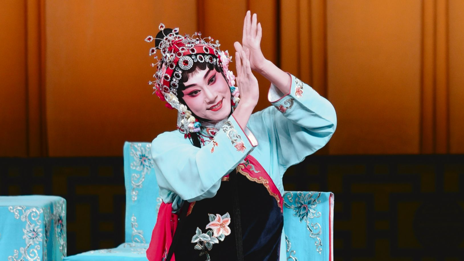 京剧《拾玉镯》反串演出 赵宏运潘梓健
