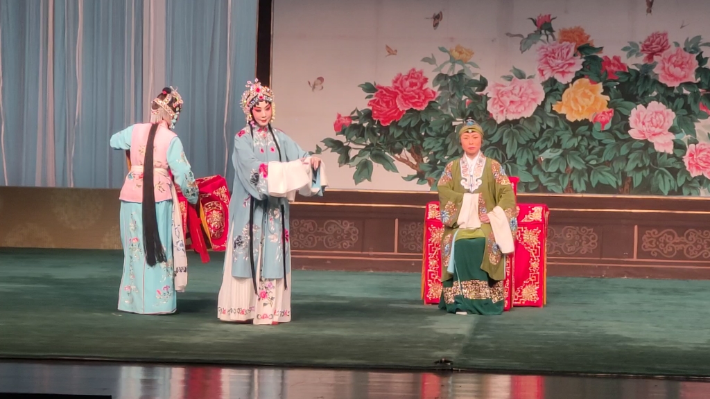 京剧《凤还巢》李胜素演唱“本应当随母亲镐京避难”