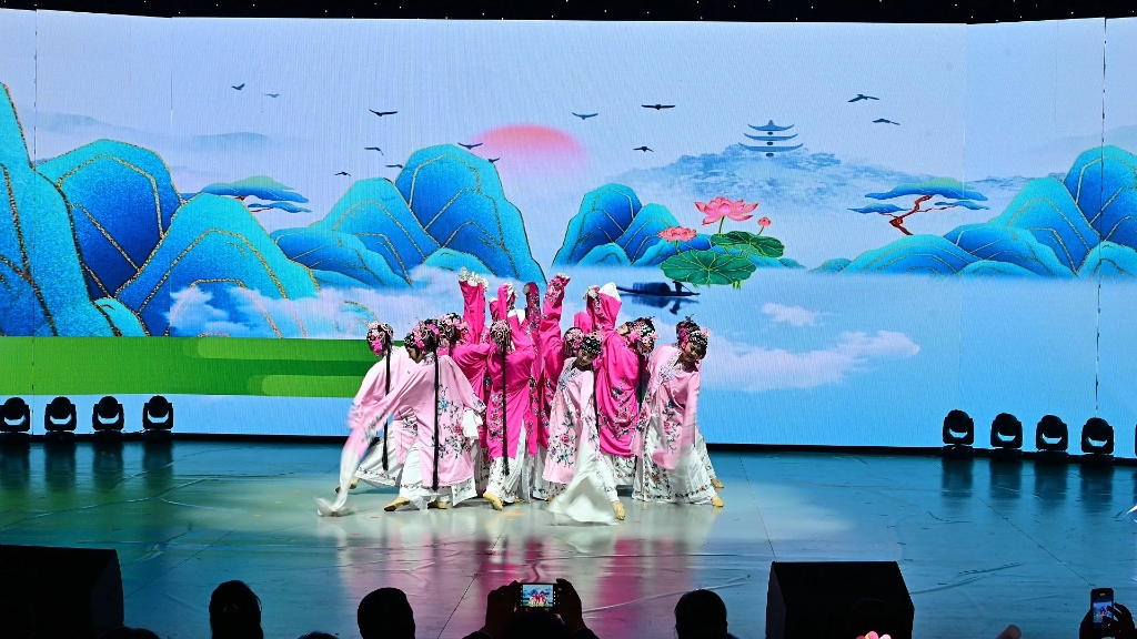 京剧《社区公仆》水袖表演 库尔勒上水城社区