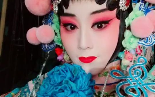 京剧《训子》中的扎靠，表现武艺高强的女性